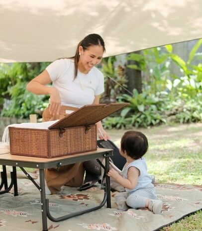 MLI Kid With Mother - Picnic Garden